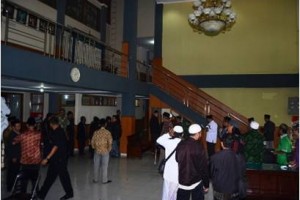 Sejumlah anggota orms Islam sesaat setelah audien di gedung DPRD Kuningan.